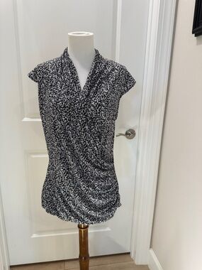 Chaus Ny Black & White Faux Wrap Around Cap-Sleeve Printed Women's Top